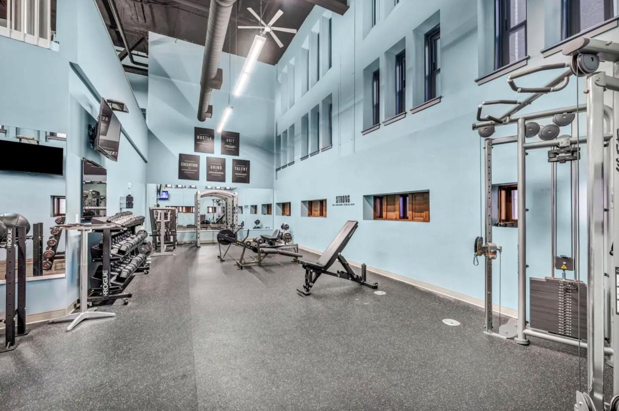 Heart Of Dt With Free Pool & Steam Plus Gym Luxe 812 克里夫兰 外观 照片